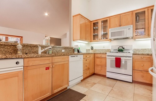 Mammoth Lakes House | Sunny, Bright & Warm 4/4 on the Snowcreek Meadow! WIFI, 2 car garage, and driveway parking!