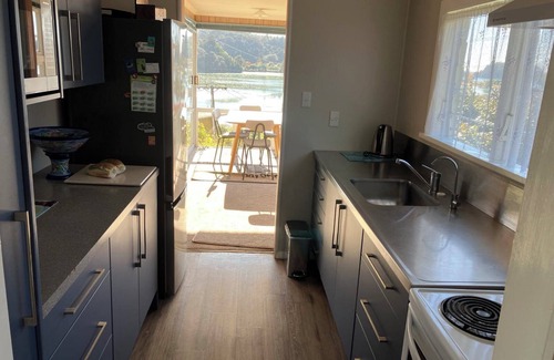 Kaiteriteri House | Sunny, Classic Kiwi Beach House! Central to Beach and mountain bike park