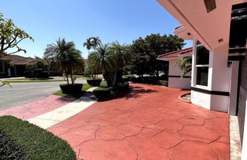 Tamiami House | Sunny Getaway: Relaxing Miami Home