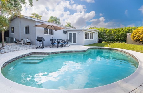 Central Business District House | Sunny & Heated Pool Vacation Home, Beach Proximity, Cozy Beds & Wi-Fi