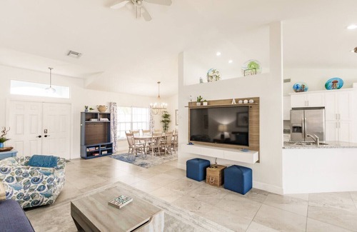 Pelican House | Sunny Island SW Cape Home with Heated Pool,