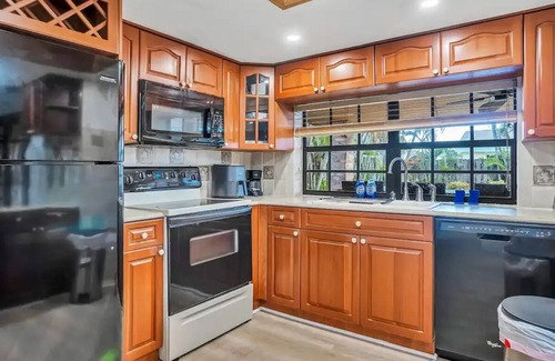 Sunrise House | Sunny Paradise w/Saltwater Pool Hot Tub & BBQ Grill 5 min to Sawgrass Mall