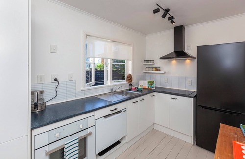 Paraparaumu House | Sunny Seaside Escape - Raumati South