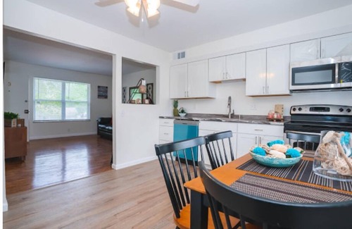 Airport Township Apartment | Sunny SparkingClean King bed Apt- CreveCoeurPark