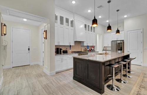 Wedgefield House | Sunny Stay Orlando Queen Room 5 with Shared Bath