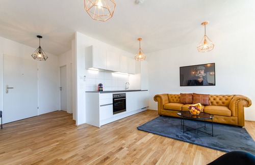 Leopoldstadt Apartment | Sunny & Stylish | 5★ Location, ♛ King Bed, Balcony