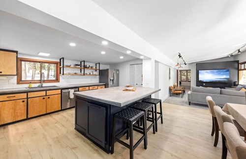 Tahoe Woods House | Sunnyside Retreat By Tahoe Getaways - Pet-Friendly 4 BR in Tahoe City w/Bonus Room!