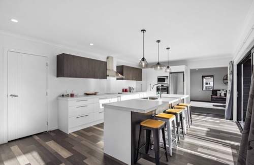 Lowburn House | Sunrise Hideaway - Cromwell Holiday Home