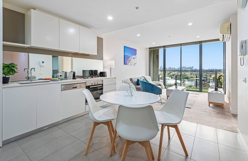 Malvern Apartment | Sunset city views from a top-floor stay with pool, gym, sauna, garden and secure parking. Supermarket and dining on-site. Close to parks, beaches, universities and shopping—great for business trips, family visits or Melbourne getaways.
