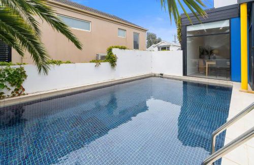 Mornington House | Sunset Seaside Sanctuary