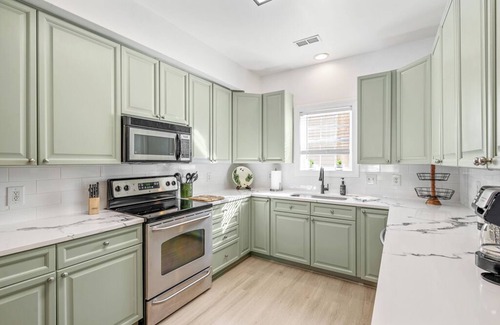 North Charleston House | ☆Sunset Serenity! Tropical Waterfront Oasis Private Patio 10Min->KingSt & Beach☆
