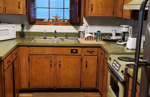 Hillwood Apartment | Sunset Shanty 1-bedroom duplex in West Nashville (420 friendly)