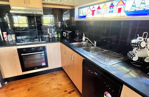 Sunset Strip House | Sunset Strip Beach House.Free WiFii, close to Race Track, Smart TV