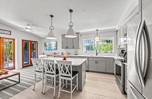 Bay Isle House | Sunset West | Private Pool, Spa, Near Siesta Key Beach & Siesta Key Village