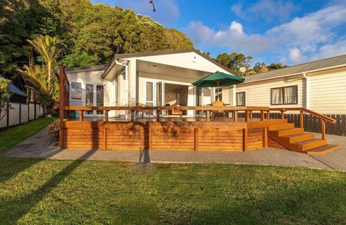 Ngarimu Bay House | Sunsets by the Beach | Waterfront | Sleeps 8