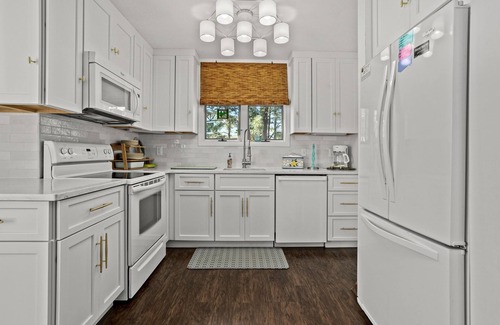 Deep Hole House | Sunshine Daydream - Pet friendly; Waterfront!