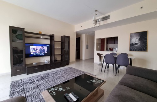 Al Riffa Apartment | Sunshine Lagoon View Large Balcony - 5m from beach!