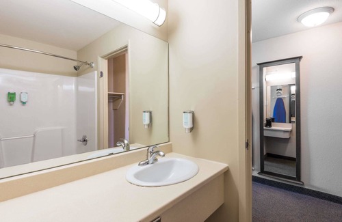 Windsor Hotel | Super 8 by Wyndham Windsor NS