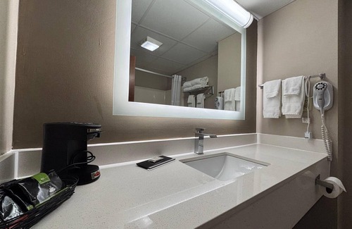 Grayville Hotel | Super 8 by Wyndham Grayville