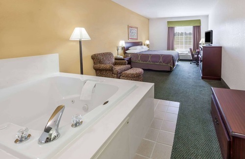 Hillsboro Hotel | Super 8 by Wyndham Hillsboro TX