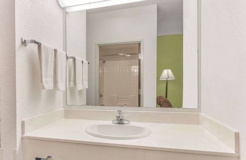 Hillsboro Hotel | Super 8 by Wyndham Hillsboro TX