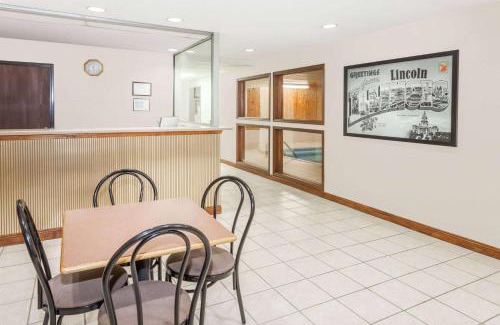 Lincoln Hotel | Super 8 by Wyndham Lincoln