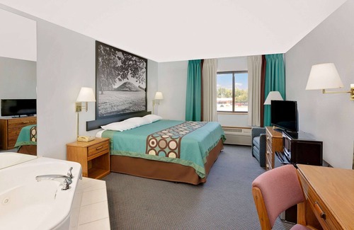 Macomb Hotel | Super 8 by Wyndham Macomb