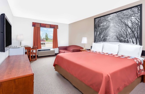 Morden Hotel | Super 8 by Wyndham Morden