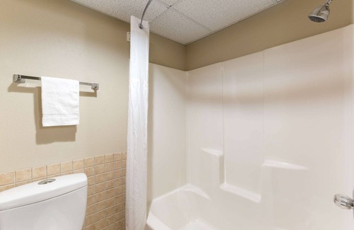 Perry Hotel | Super 8 by Wyndham Perry IA