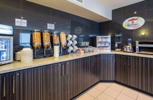 Ste. Foy Hotel | Super 8 by Wyndham Quebec City