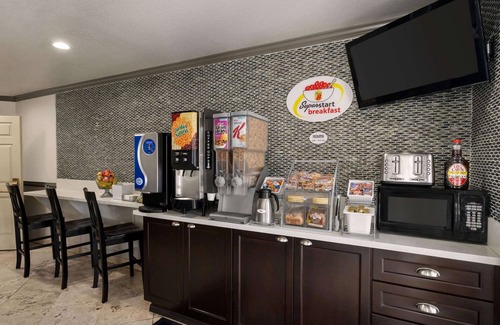 Canyon Country Hotel | Super 8 by Wyndham Santa Clarita/Valencia