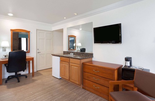 Canyon Country Hotel | Super 8 by Wyndham Santa Clarita/Valencia