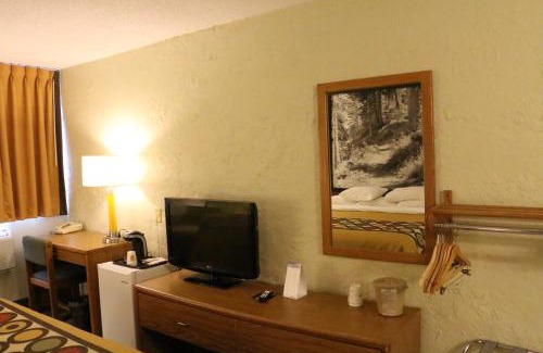 Windsor Hotel | Super 8 by Wyndham Windsor/Madison North