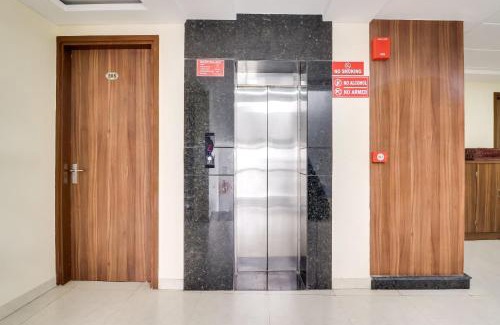 Auli Hotel | Super Capital O Seven Wonders Inn Near Sahara Ganj Mall