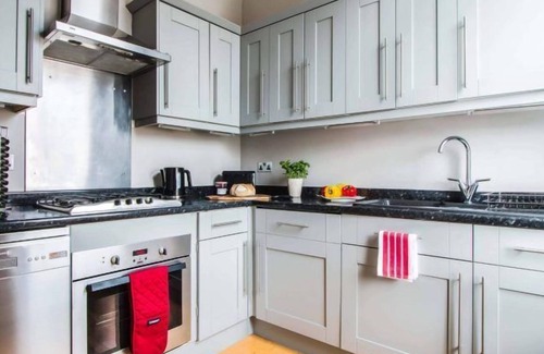 Twickenham Riverside Apartment | Super Chic 1-Bedroom Urban Hideaway