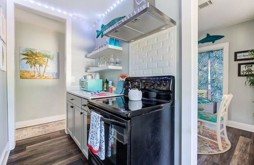 Bellview House | Super Fun Family Bungalow - Hot Tub - Yard Games - Seasonal Cowboy pool