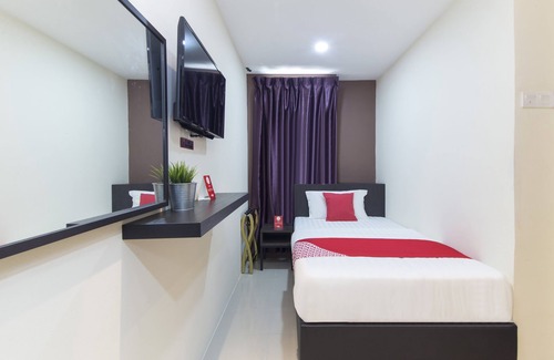 The Strand Hotel | Super OYO 326 Tc Hotel