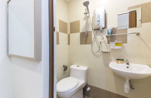 The Strand Hotel | Super OYO 326 Tc Hotel