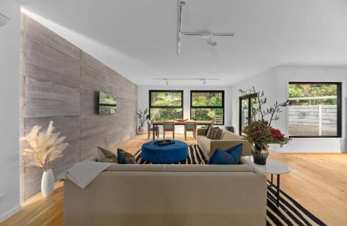 Warburton House | Super-Sized Luxury - Spa, Sauna, Steps to Trails