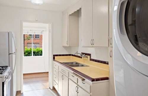 Piedmont Avenue Apartment | Superb 1-bedroom apartment in Oakland with in-unit washer + dryer
