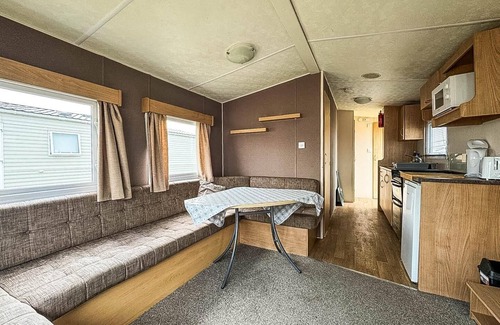 Leysdown-on-Sea House | Superb 6 berth caravan at Harts Holiday Park in Kent ref 74101B
