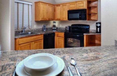 Oak Creek Condo | SUPERB SURROUNDINGS! 2BDR SLEEPS 8! GOLF/2 POOLS!