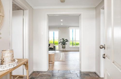 Middleton House | Surfers Reserve Beachfront - WIFI- Family friendly