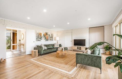 Middleton House | Surfers Reserve Beachfront - WIFI- Family friendly