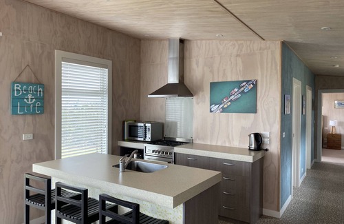 Colac Bay House | Surfs up beach Bach