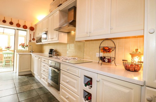 Holymoorside Cottage | SWALLOWS BARN, family friendly, with a garden in Chesterfield