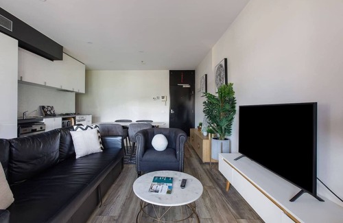 Chinatown Apartment | Swanstons Urban Duo Great for Groups with Pool