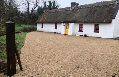 Jamestown House | Sweet Meadow A delightful romantic thatched cottage by river Shannon on 4 acres is for peace party family or work from home