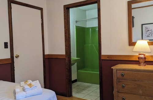 Pittsfield Hotel | Swiss Farm Inn - RM11 "Snowshed" 2 Double Beds