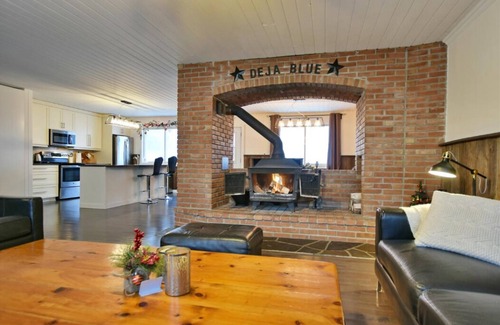 The Blue Mountains Ski Chalet | Swiss Style "Déjà Blue" Chalet w/outdoors hot tub